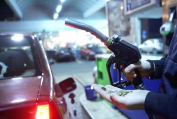 Petrom ieftineşte motorina, cu doi bani pe litru